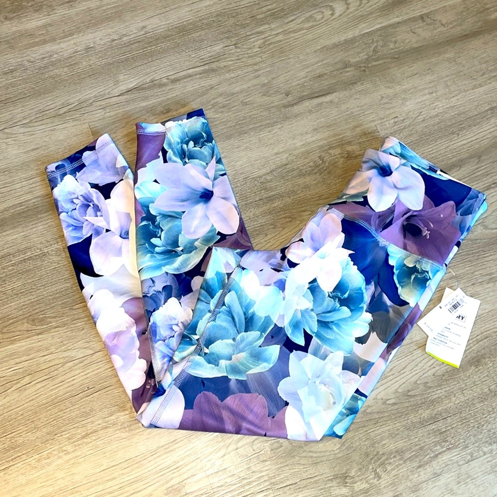 Old navy Women's high rise 7/8 work out leggings. NWT. Medium
